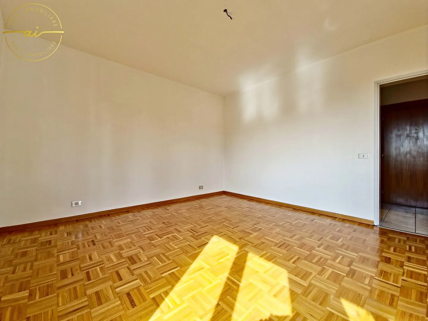 ACCOGLIENTE 3.5 LOCALI CON BALCONE E VERANDA A MORBIO INF. - Foto 10 di 13