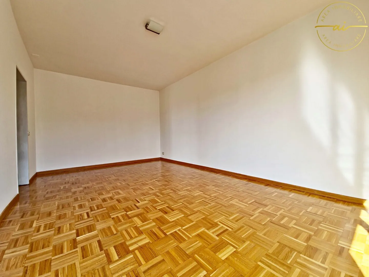 ACCOGLIENTE 3.5 LOCALI CON BALCONE E VERANDA A MORBIO INF. - Foto 11 di 13