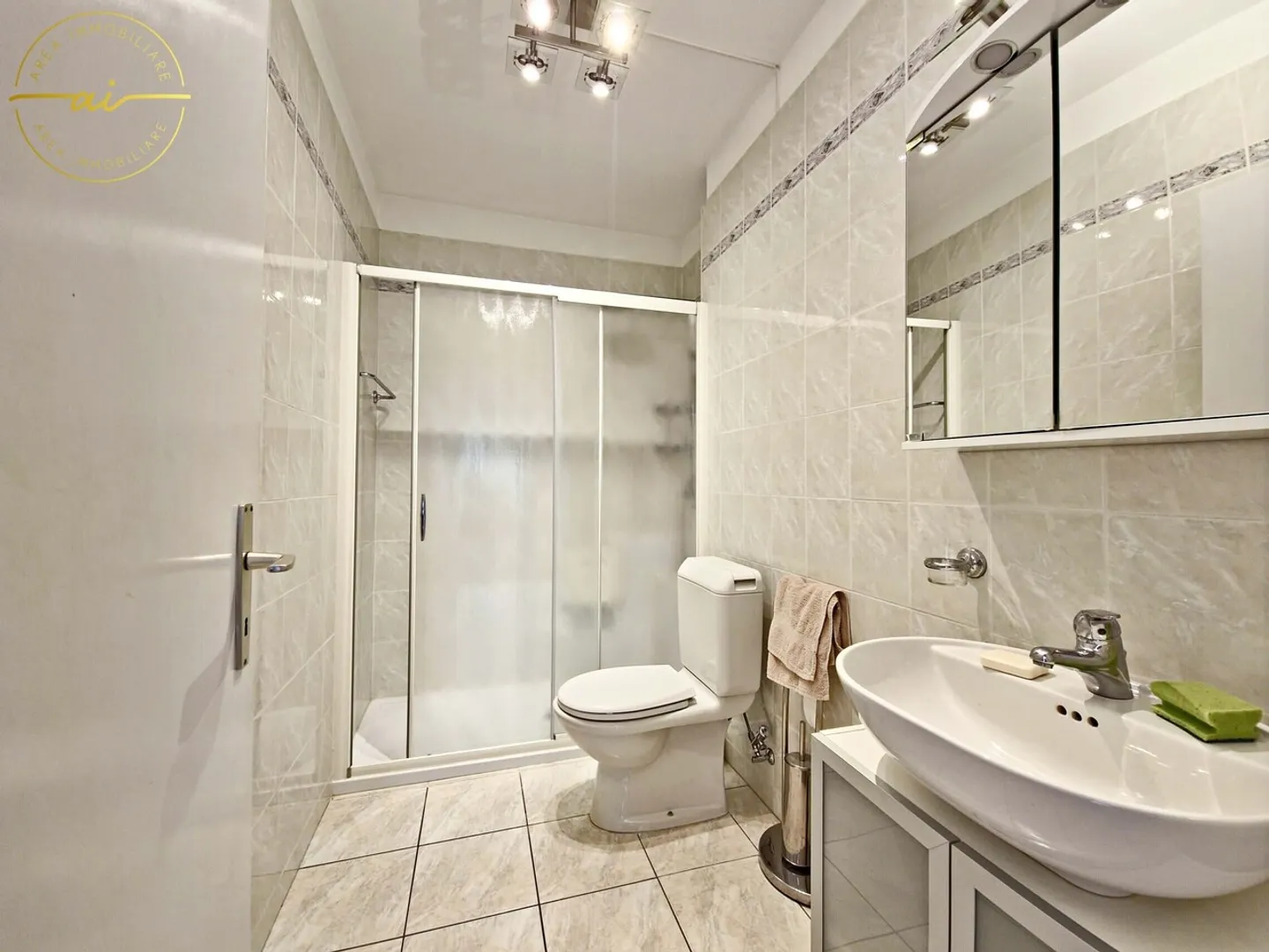 ACCOGLIENTE 3.5 LOCALI CON BALCONE E VERANDA A MORBIO INF. - Foto 12 di 13