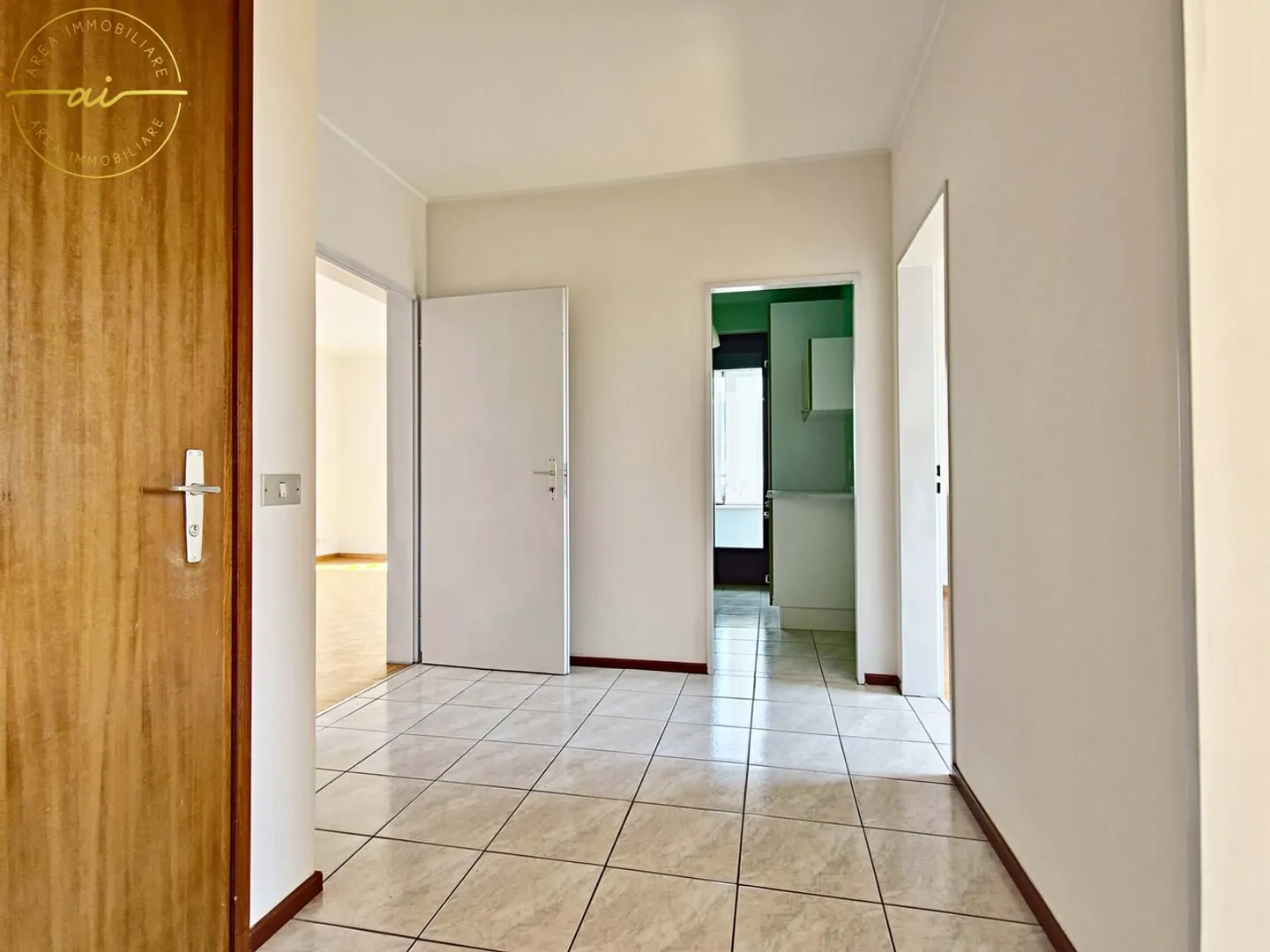 ACCOGLIENTE 3.5 LOCALI CON BALCONE E VERANDA A MORBIO INF. - Foto 13 di 13