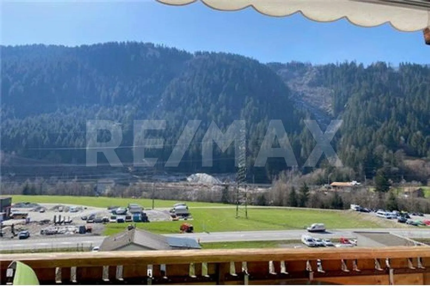 Appartamento 2½ locali sul lato soleggiato di Tavanasa - Foto 1 di 12