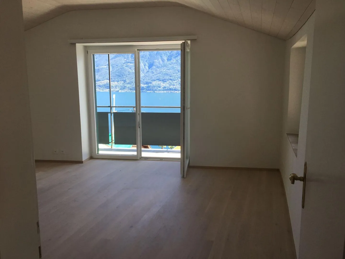 Vue sur le lac Majeur - Appartement de 2 pièces / 2 Zimmerwohnung - Ronco sopra Ascona - Photo 8 sur 10