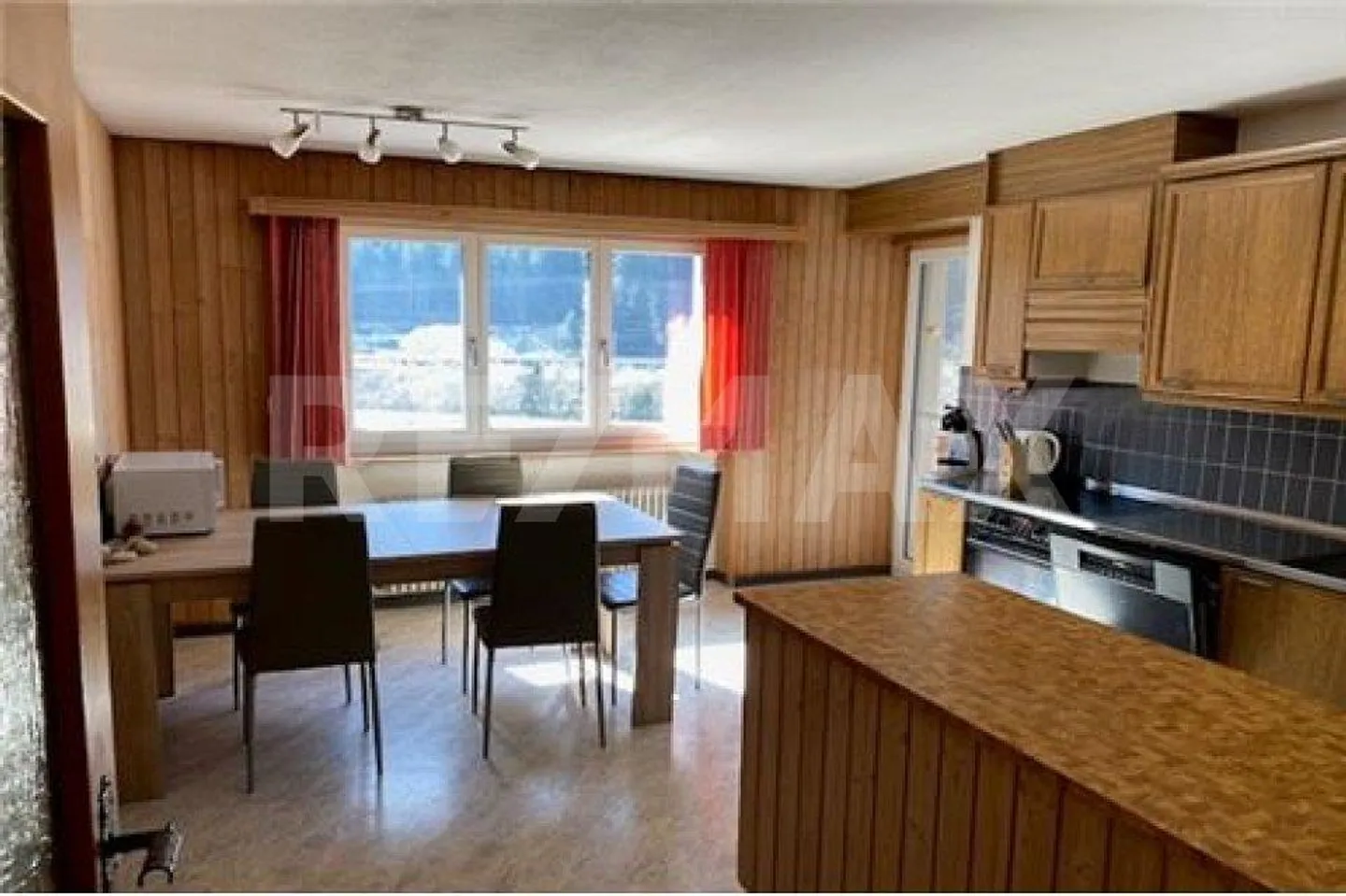 Appartamento 2½ locali sul lato soleggiato di Tavanasa - Foto 2 di 12