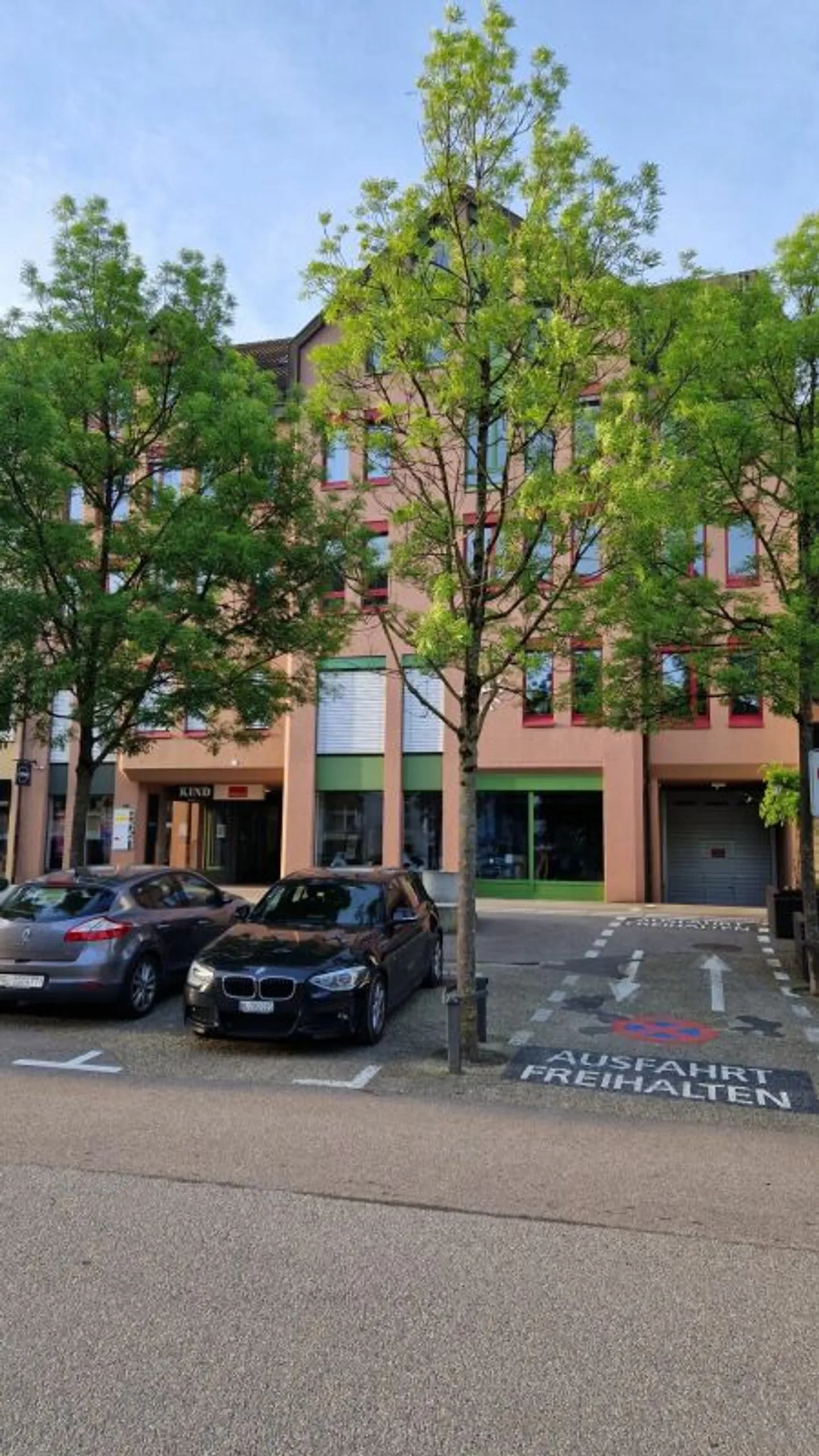 Retail space in prime location! - Photo 2 of 5