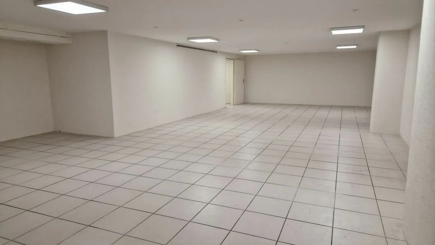 Retail space in prime location! - Photo 3 of 5