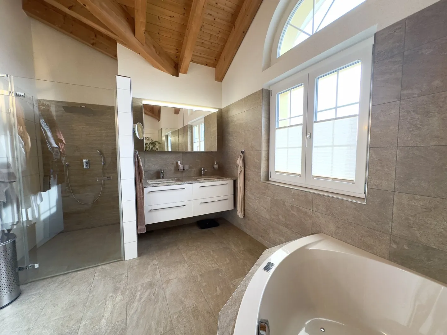 Maison individuelle de luxe avec beaucoup d'espace et d'intimité - Photo 10 sur 13