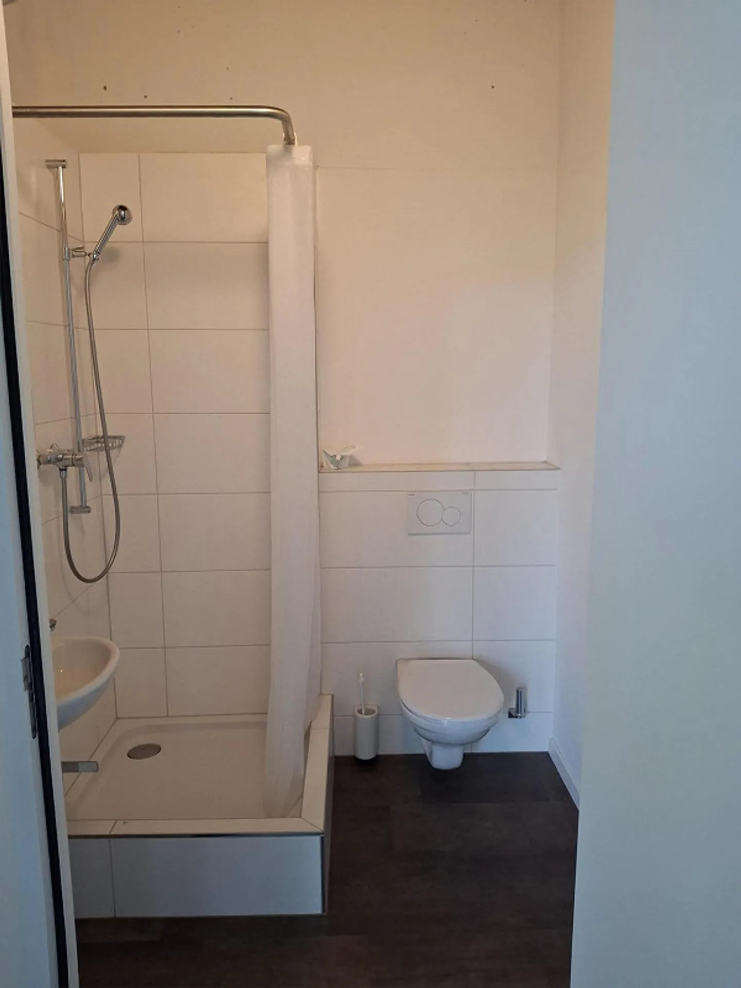 Gewerbefläche mit grossen Schaufenstern am Rietpark - Foto 5 von 6