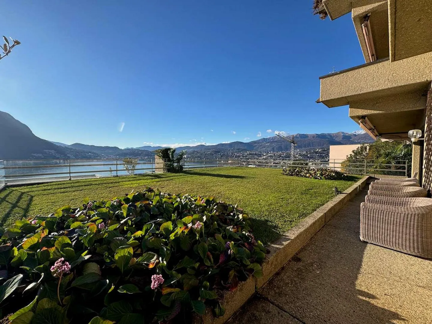 Holiday apartment with lake view and garden - Photo 1 of 10