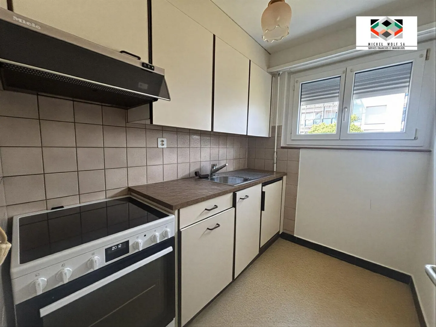 Beautiful 3.5-room apartment in Colombier - Photo 2 of 6