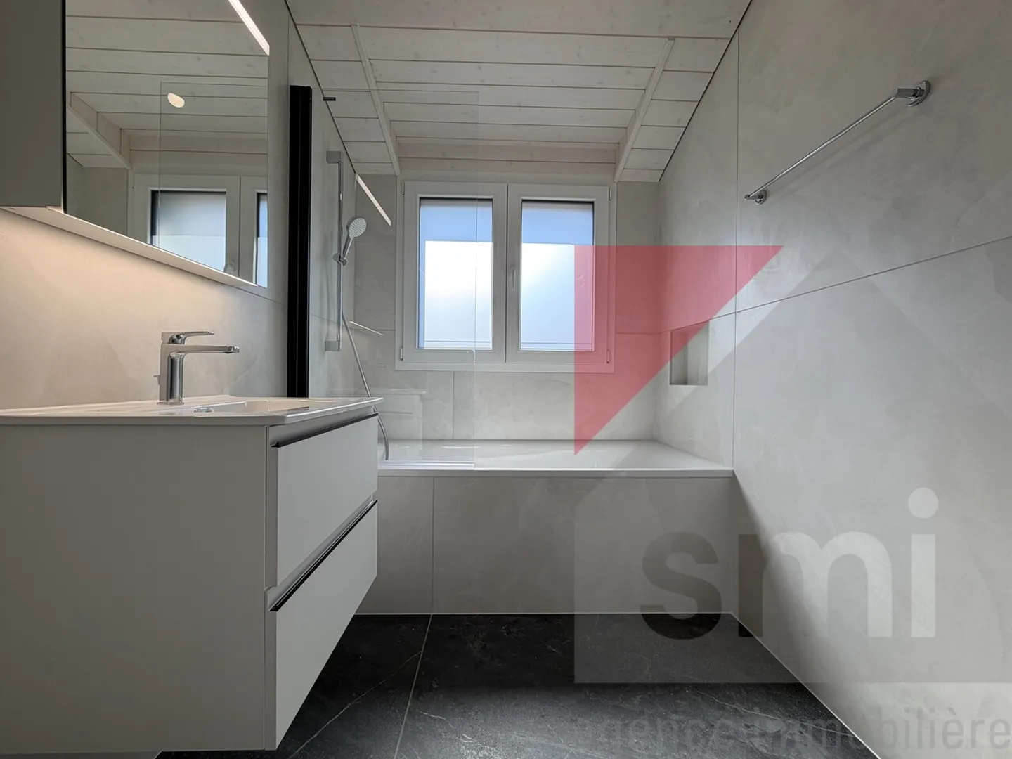 New Villa with Stunning Views - Photo 5 of 7