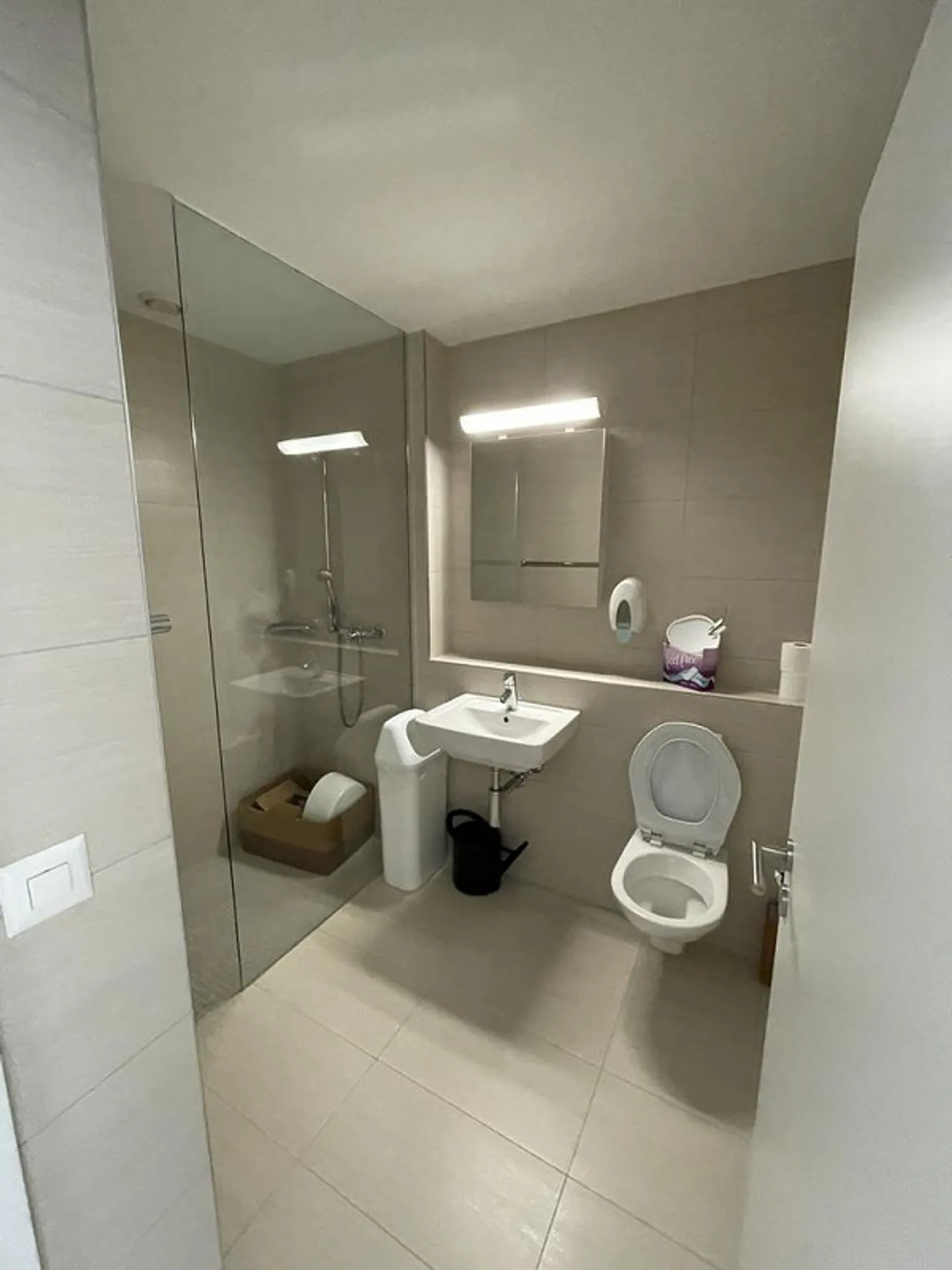 Spazio per le tue idee - Ufficio spazioso di 110m2 con magazzino nel seminterrato - Foto 4 di 4