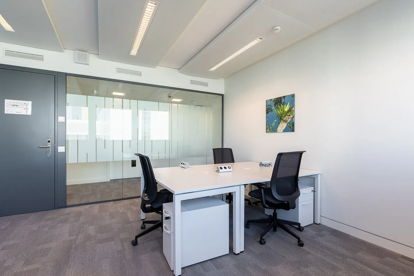 Spazio ufficio privato per 3 persone presso Regus Nations - Foto 3 di 9