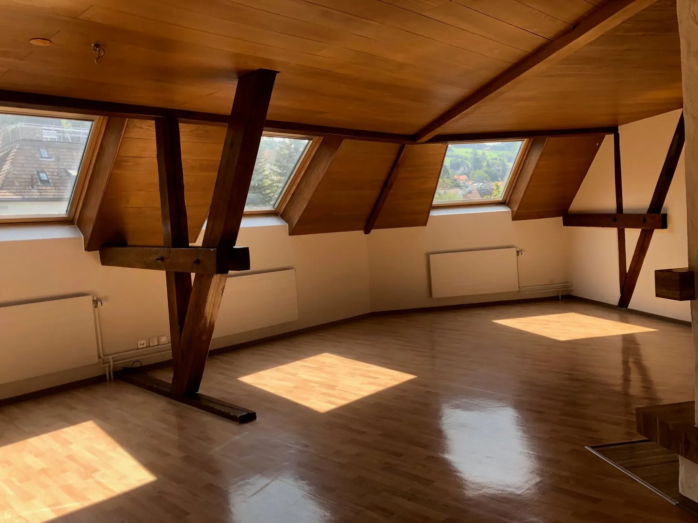 Charmante appartement de 3,5 pièces sous les toits dans un emplacement central - Photo 2 sur 13