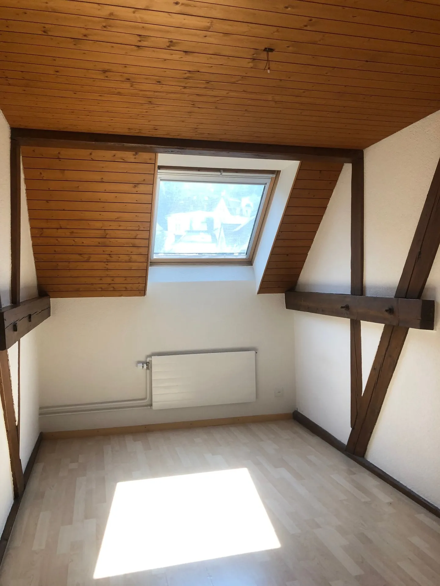 Charmante appartement de 3,5 pièces sous les toits dans un emplacement central - Photo 4 sur 13