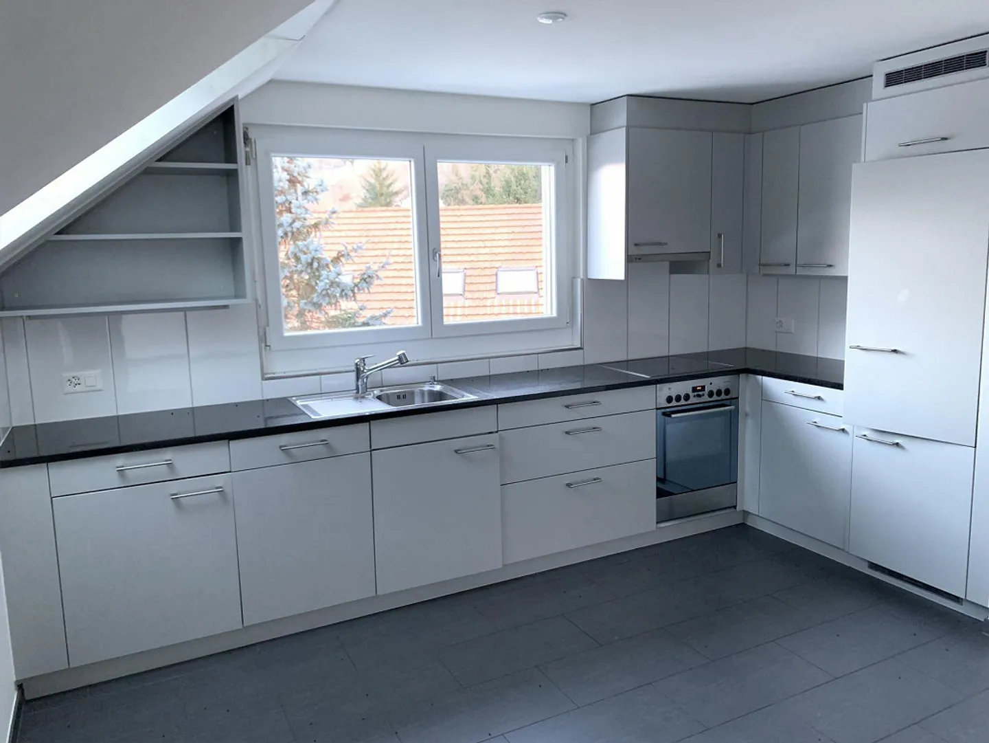 Quietly Located 5.5-Room Maisonette Apartment Near the Train Station - Photo 2 of 16