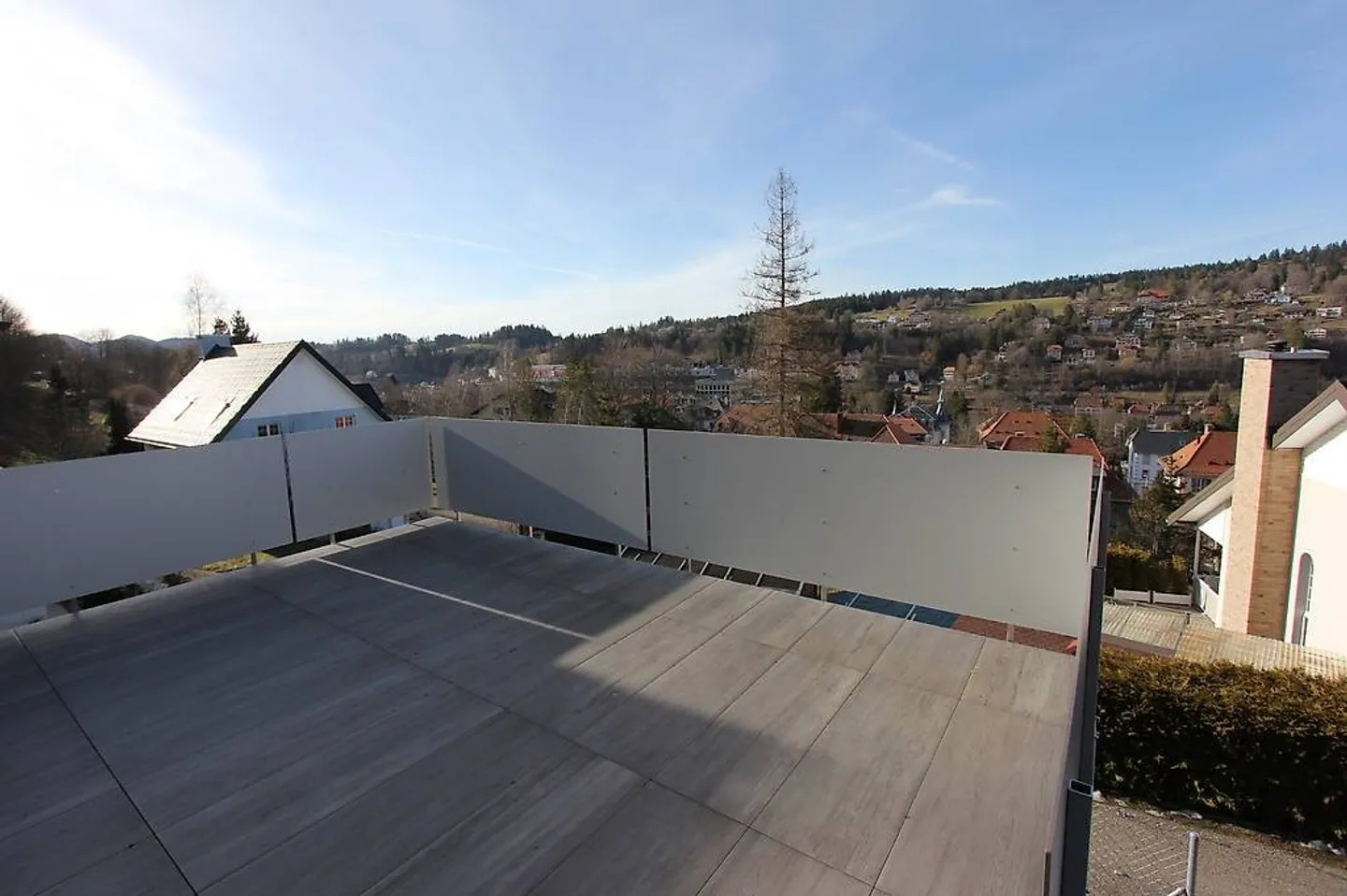 Appartement meublé 2,5 pièces avec terrasse et vue dégagée + parking - Photo 1 sur 5