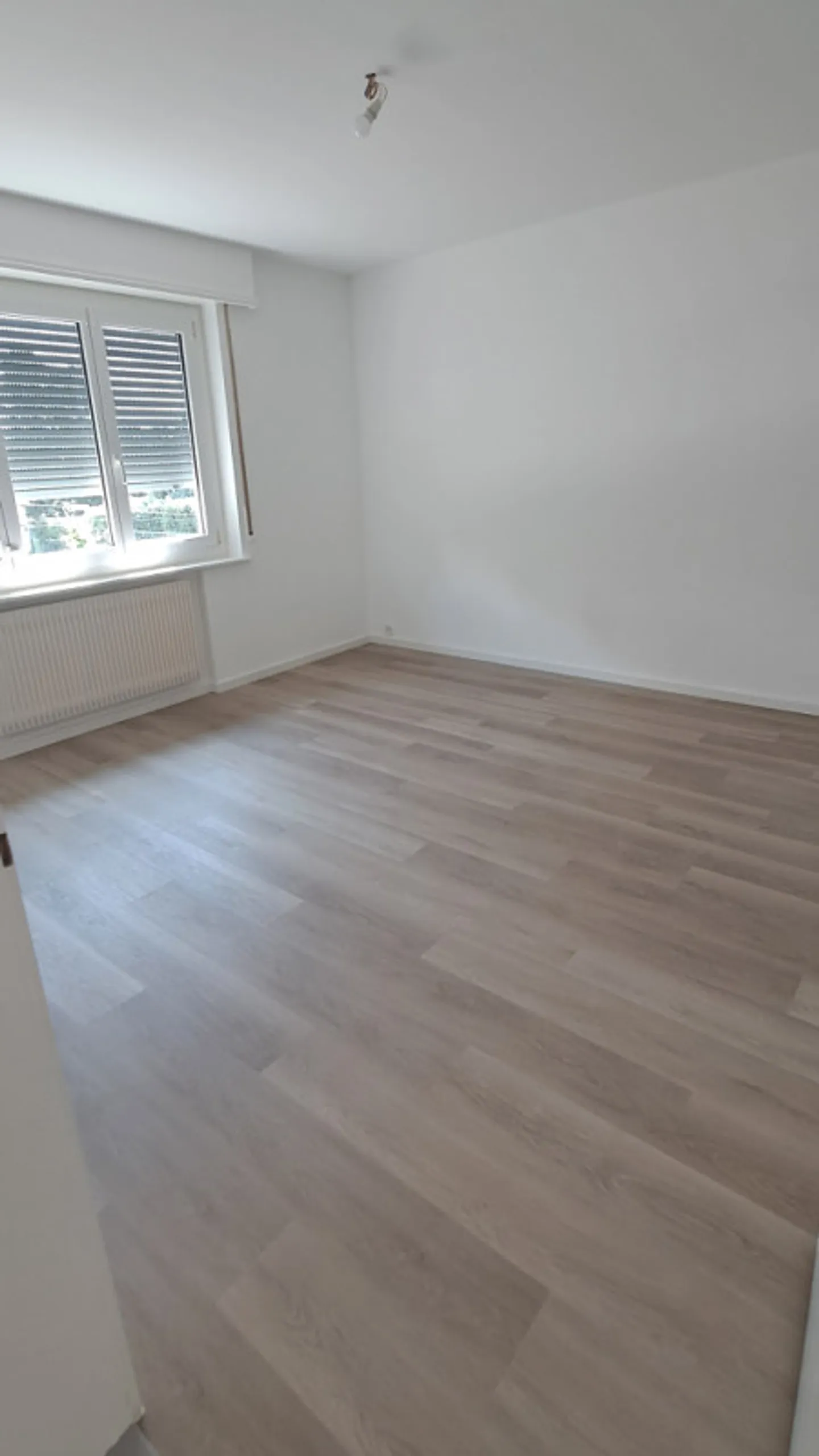 A louer au rez, un 4.5 pièces entièrement rénové - Photo 3 sur 8