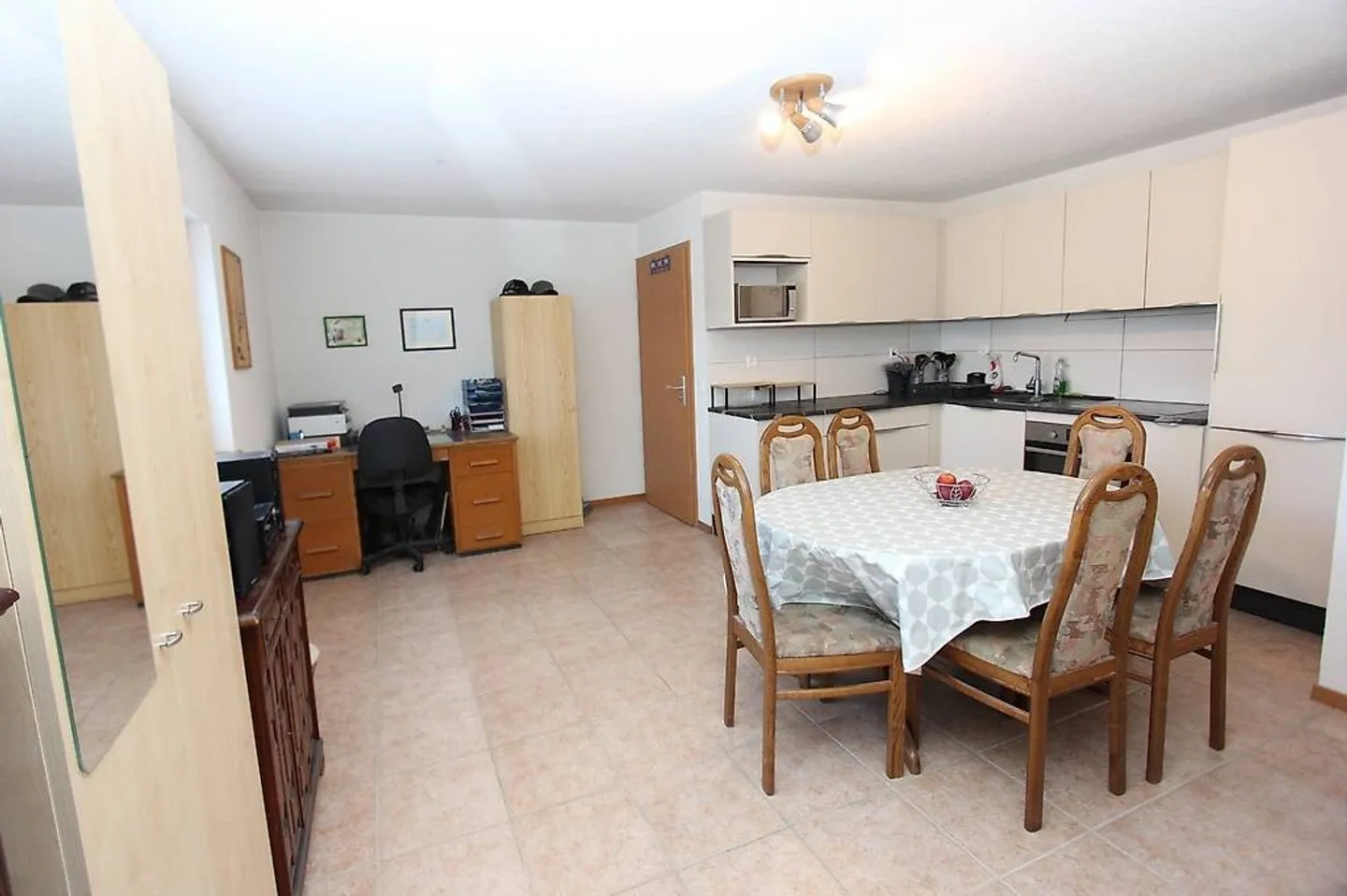 Appartement meublé 2,5 pièces avec terrasse et vue dégagée + parking - Photo 3 sur 5