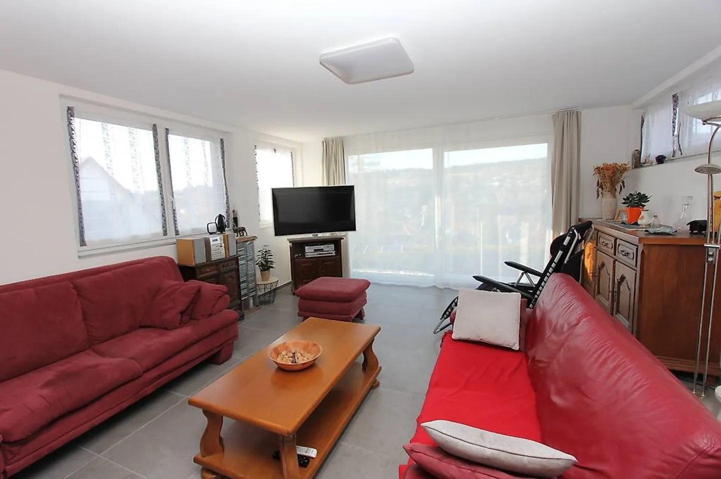 Appartement meublé 2,5 pièces avec terrasse et vue dégagée + parking - Photo 4 sur 5