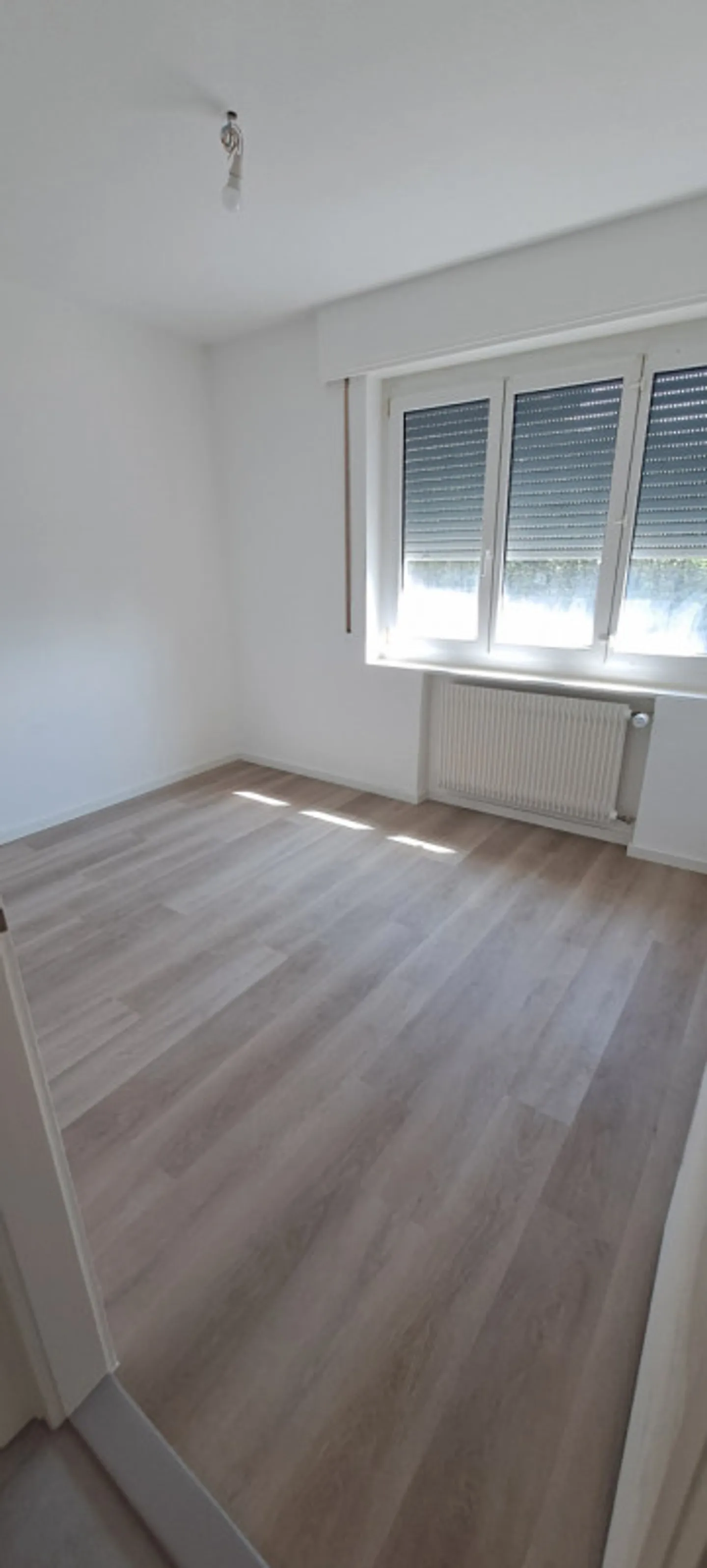 A louer au rez, un 4.5 pièces entièrement rénové - Photo 5 sur 8