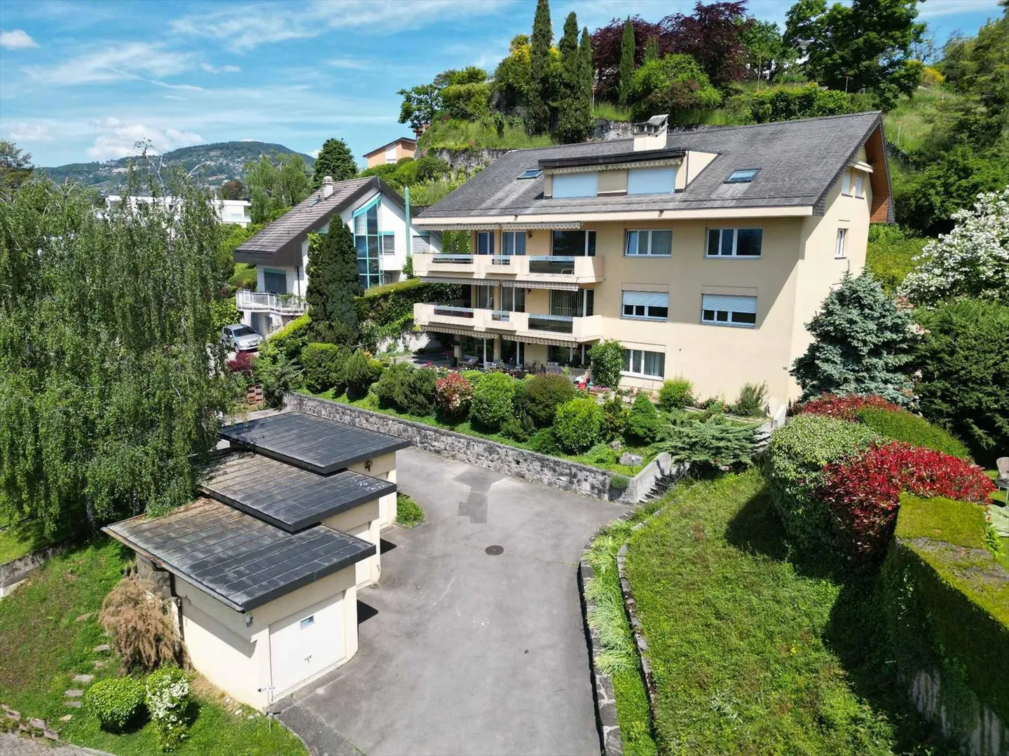 4-Room Penthouse with Lake View - Photo 2 of 10