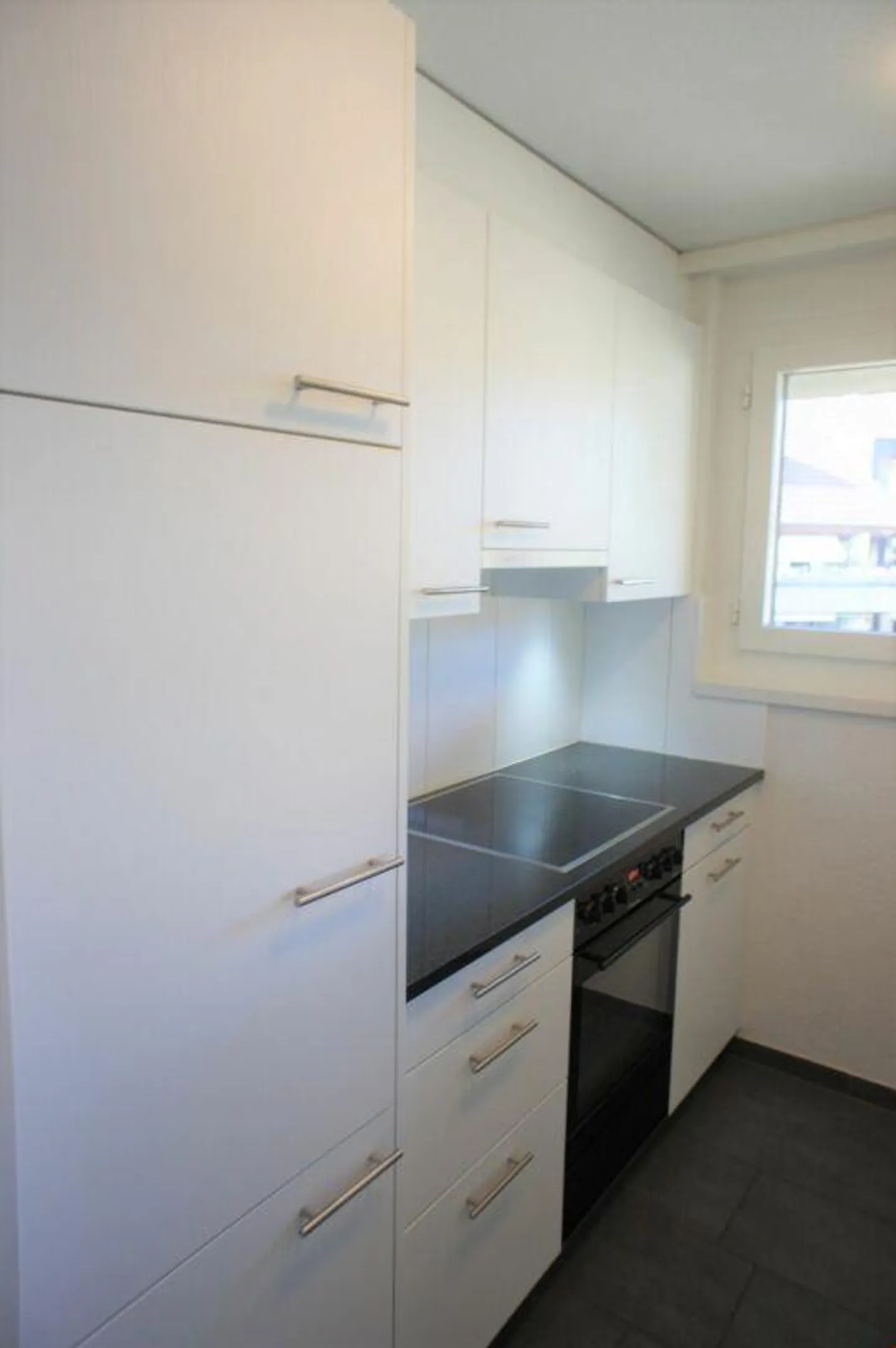 Modern Apartment with Green Balcony - Photo 4 of 12