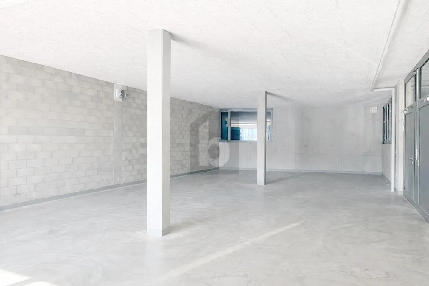 SPACIOUS, PRACTICAL & CENTRAL - Photo 3 of 6