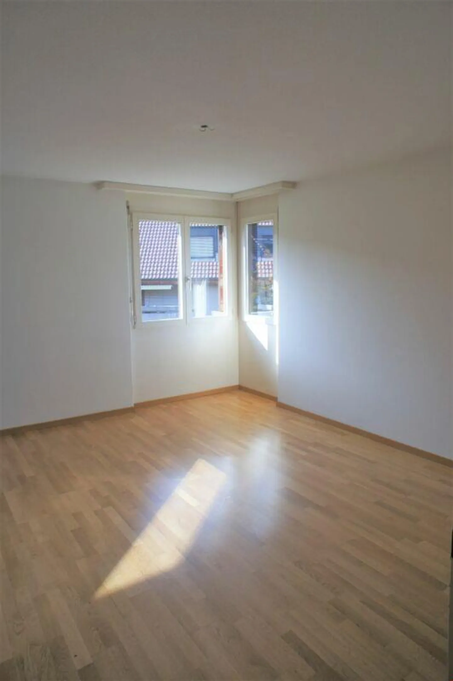 Modern Apartment with Green Balcony - Photo 6 of 12