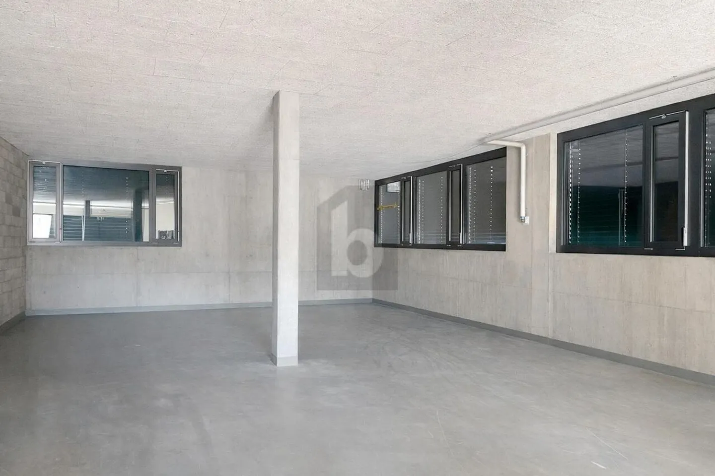 SPACIOUS, PRACTICAL & CENTRAL - Photo 4 of 6