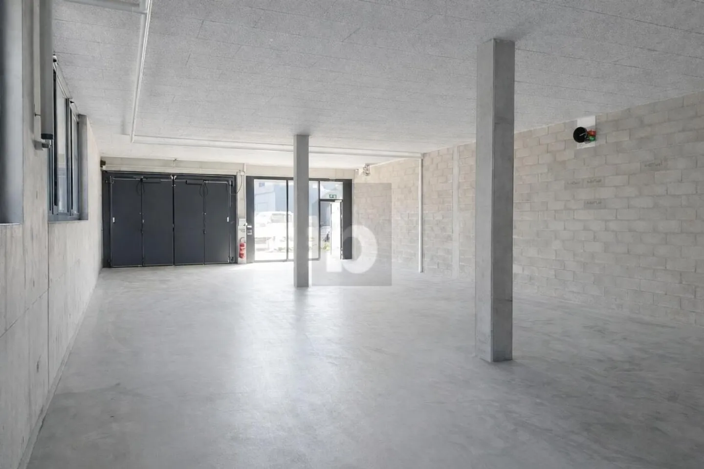 SPACIOUS, PRACTICAL & CENTRAL - Photo 5 of 6