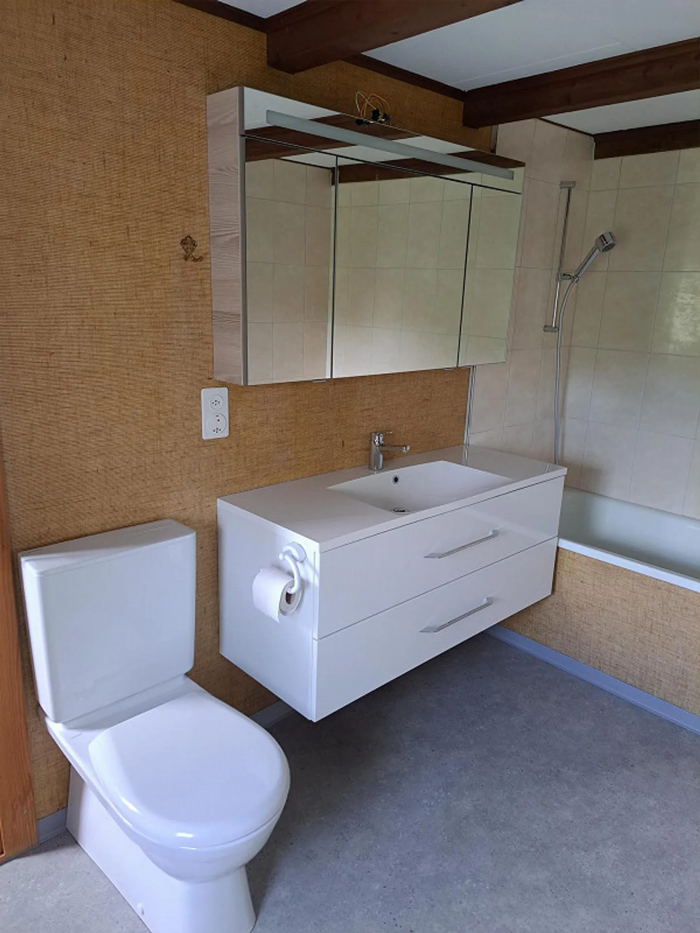 Farmhouse for sale, very quiet location, valley-lake view - Photo 13 of 15