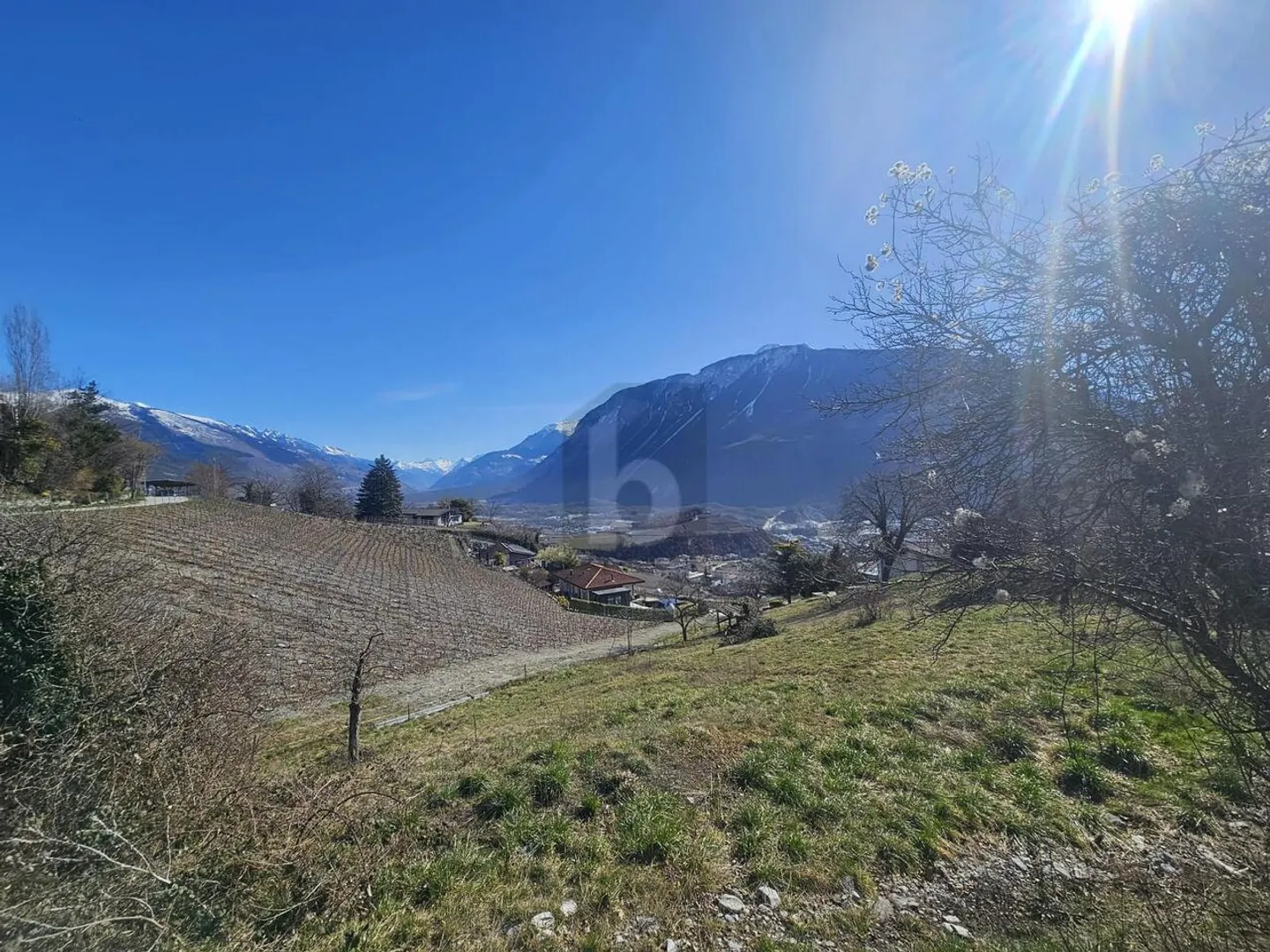 GRUNDSTÜCK MIT BLICK AUF DIE BERGE UND GENEHMIGUNG - Foto 4 von 5