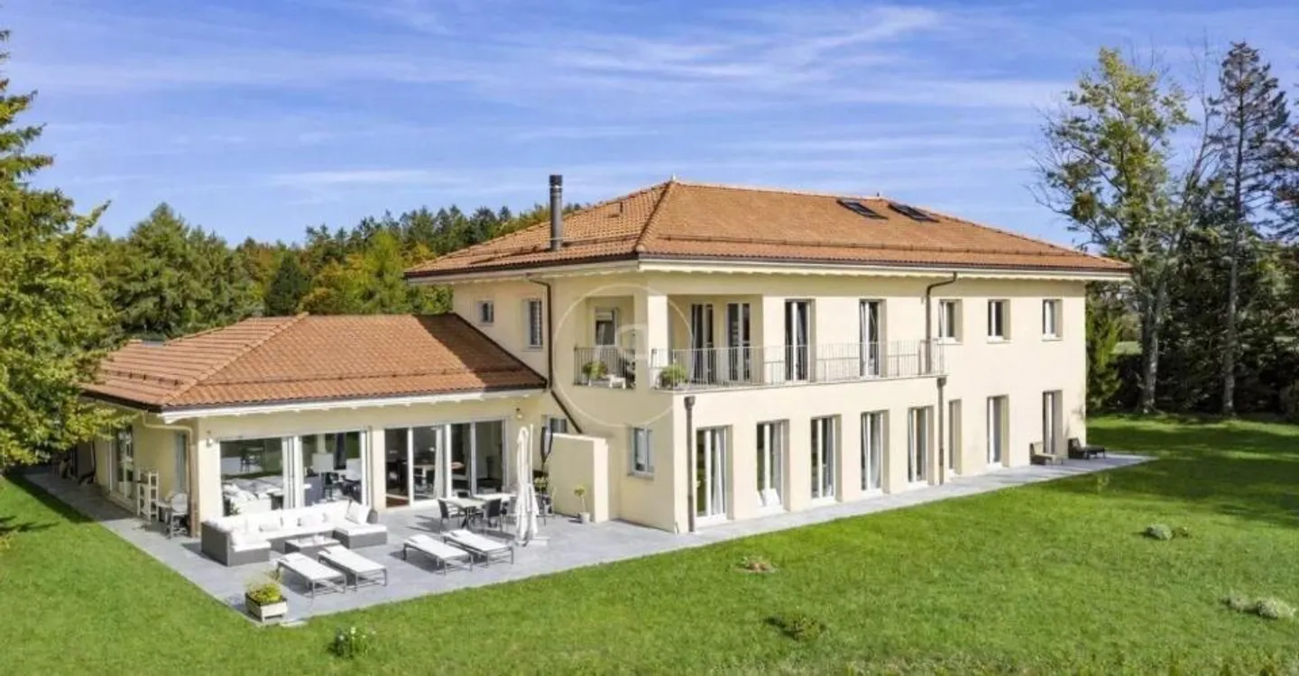 Elegant family property, without nuisance and with a view of the lake. - Photo 1 of 13