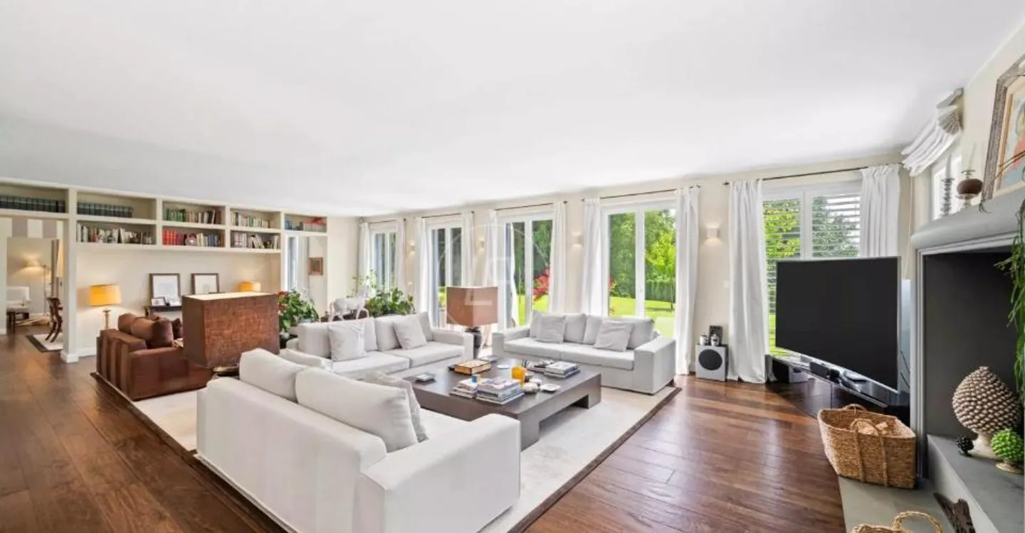 Elegant family property, without nuisance and with a view of the lake. - Photo 2 of 13