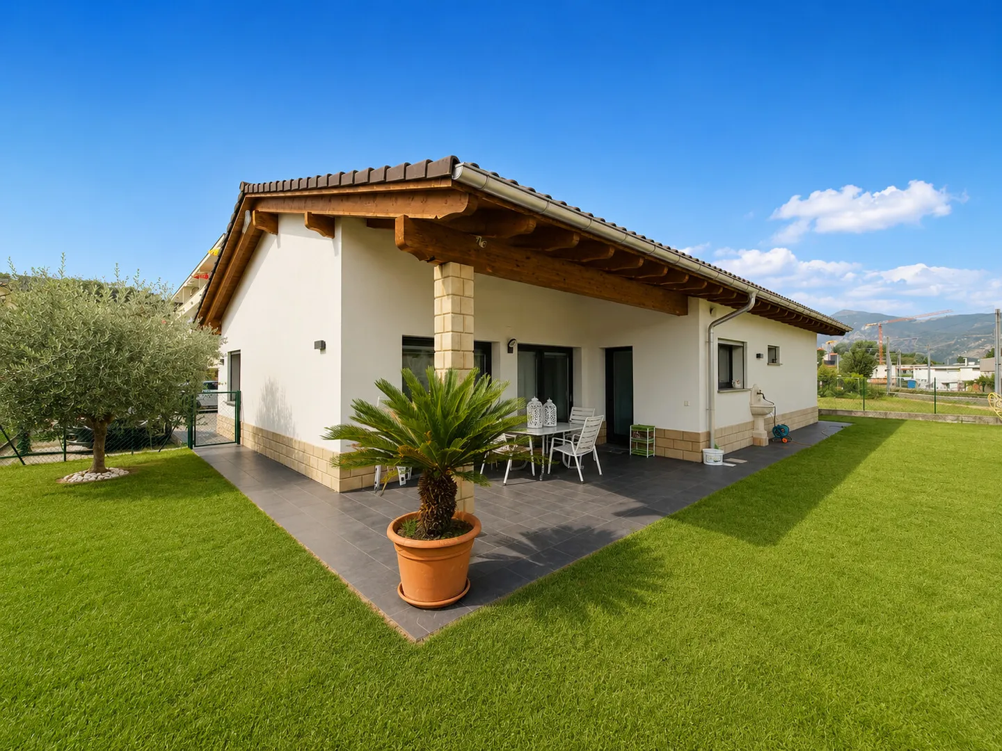 VILLA MODERNE DE 6,5 PIÈCES AVEC GRAND JARDIN À STABIO - Photo 1 sur 13