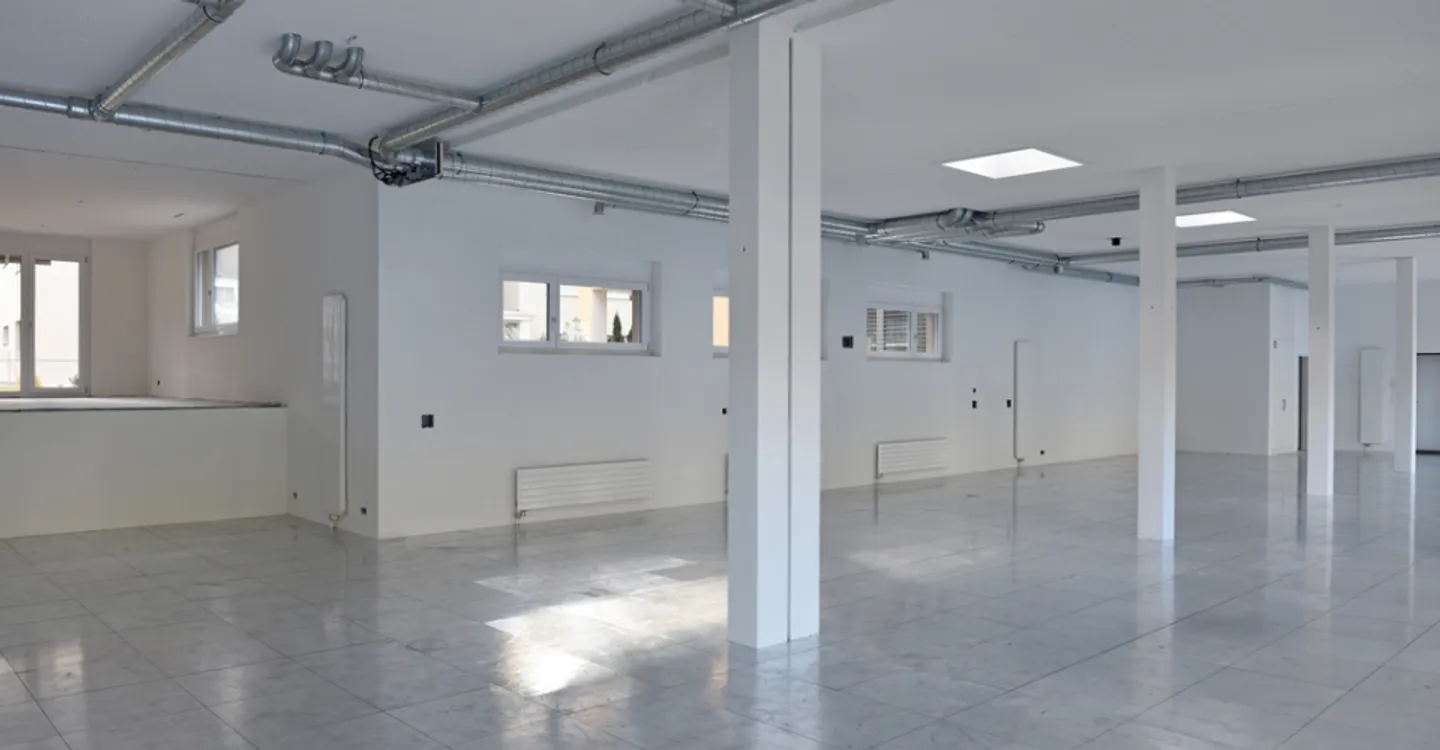 Spazio commerciale al piano terra con alta affluenza pedonale - Foto 2 di 7