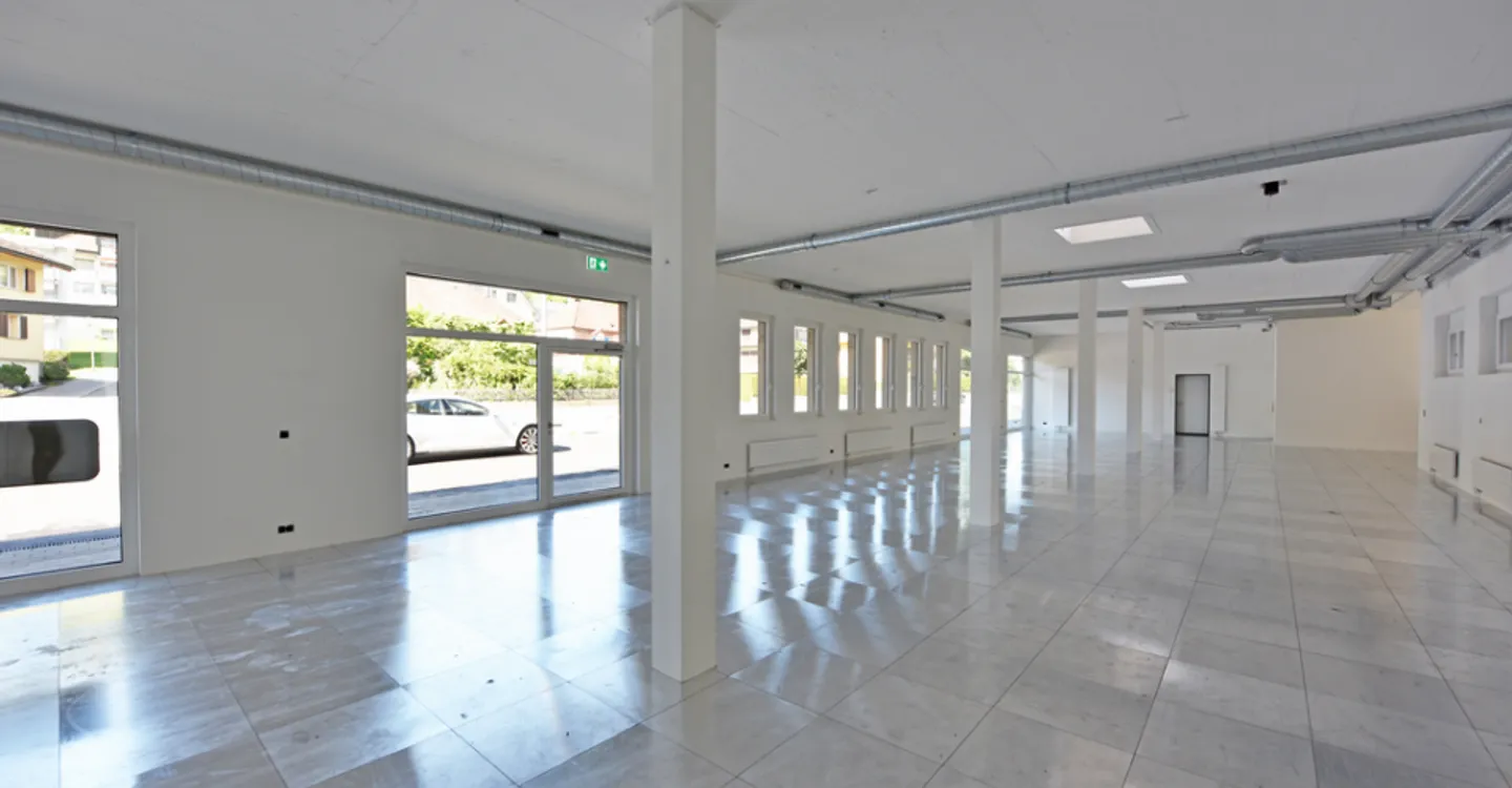 Spazio commerciale al piano terra con alta affluenza pedonale - Foto 4 di 7