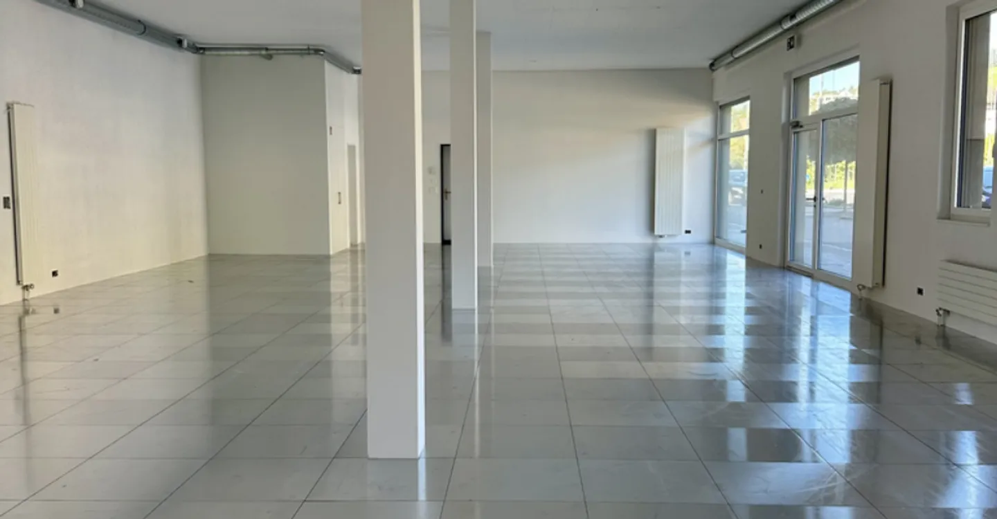 Spazio commerciale al piano terra con alta affluenza pedonale - Foto 6 di 7