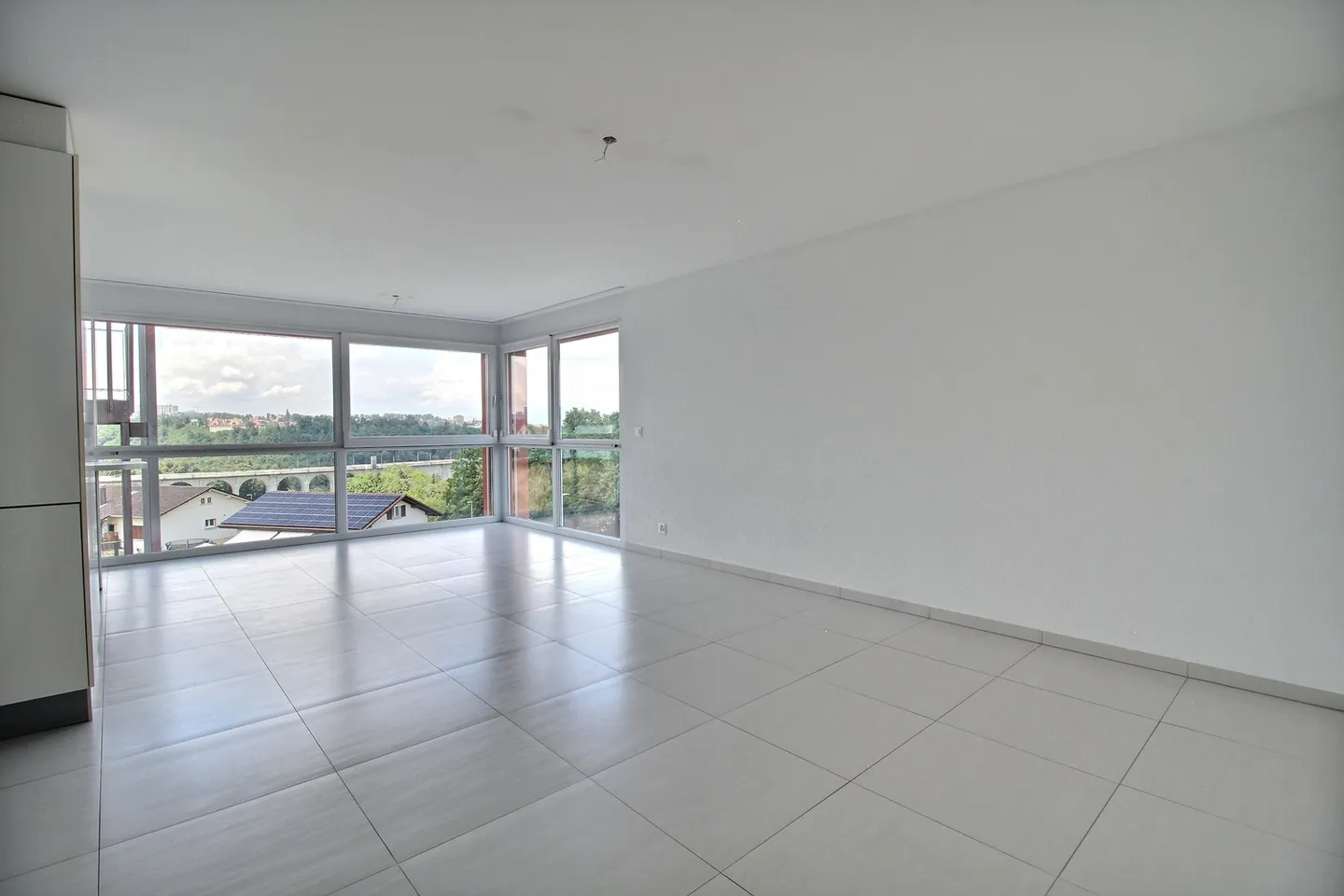 Stunning 3.5-Room Apartment with View of the Pérolles Bridge - Photo 1 of 9