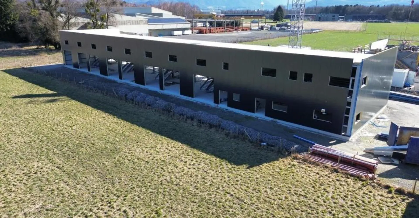Gewerbliche Industriehalle mit Boxen, Büros und Lager. - Foto 1 von 3