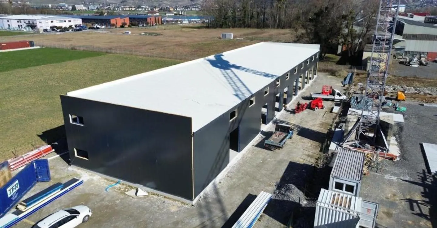 Gewerbliche Industriehalle mit Boxen, Büros und Lager. - Foto 2 von 3
