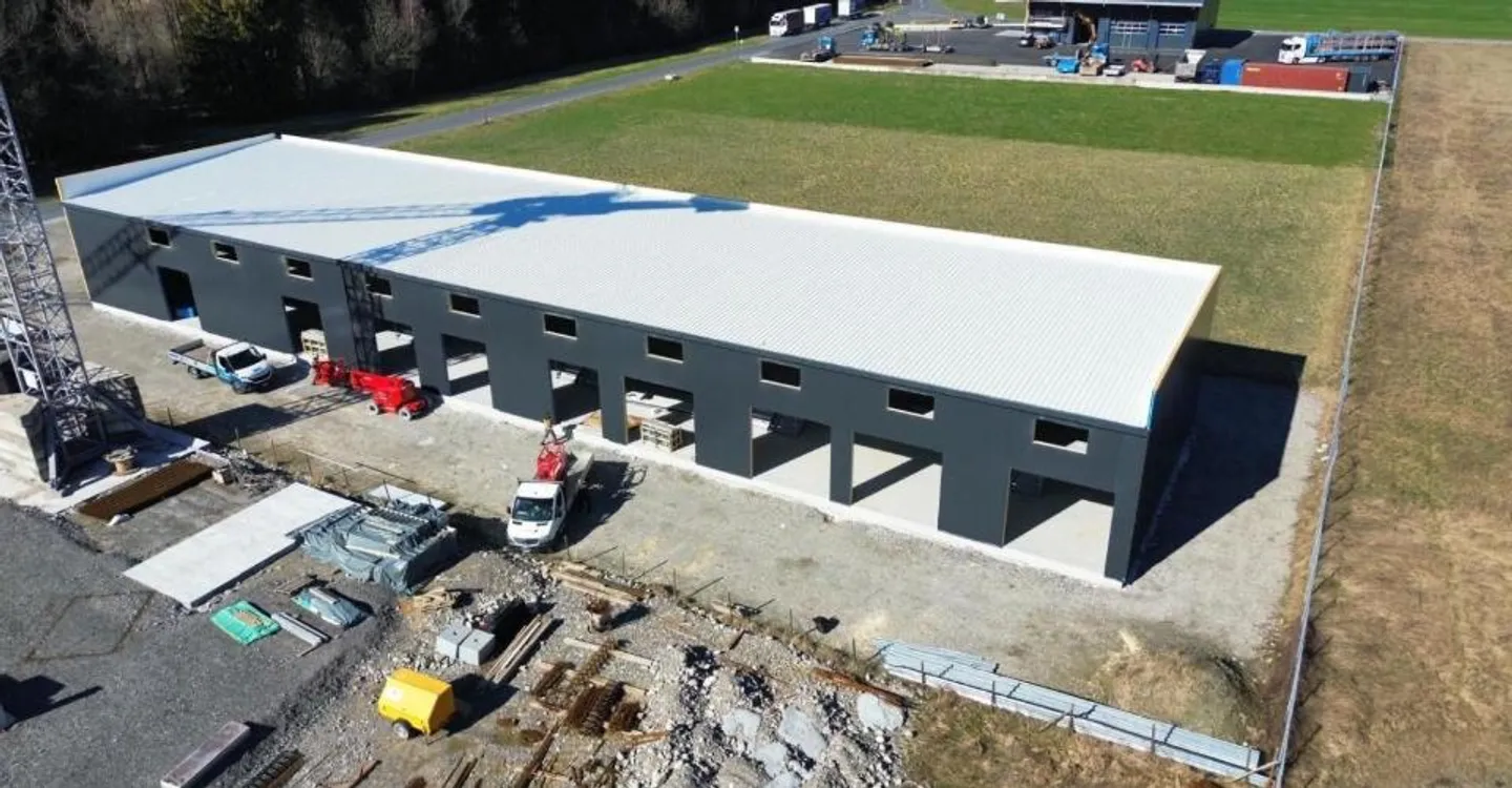 Gewerbliche Industriehalle mit Boxen, Büros und Lager. - Foto 3 von 3
