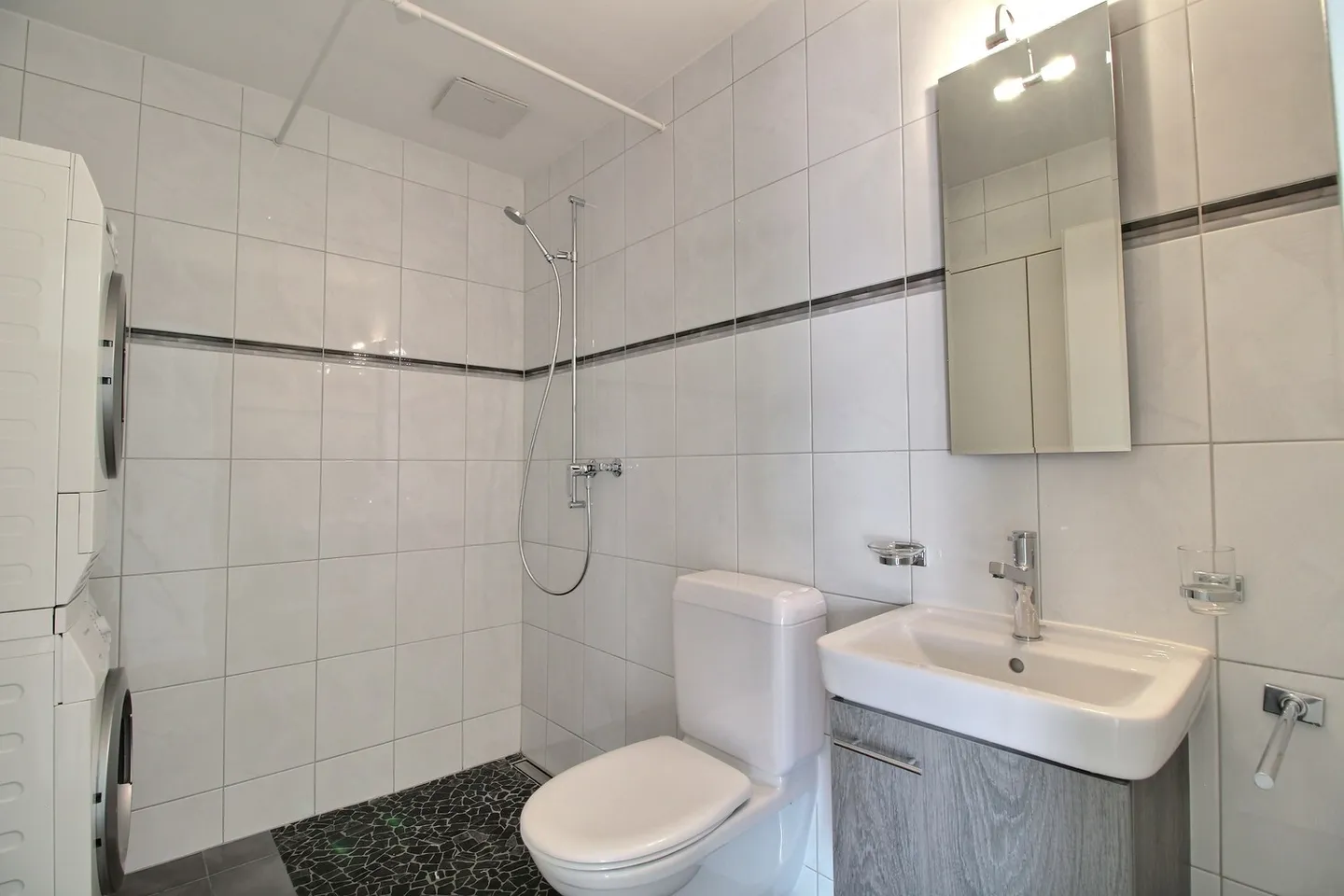 Stunning 3.5-Room Apartment with View of the Pérolles Bridge - Photo 7 of 9
