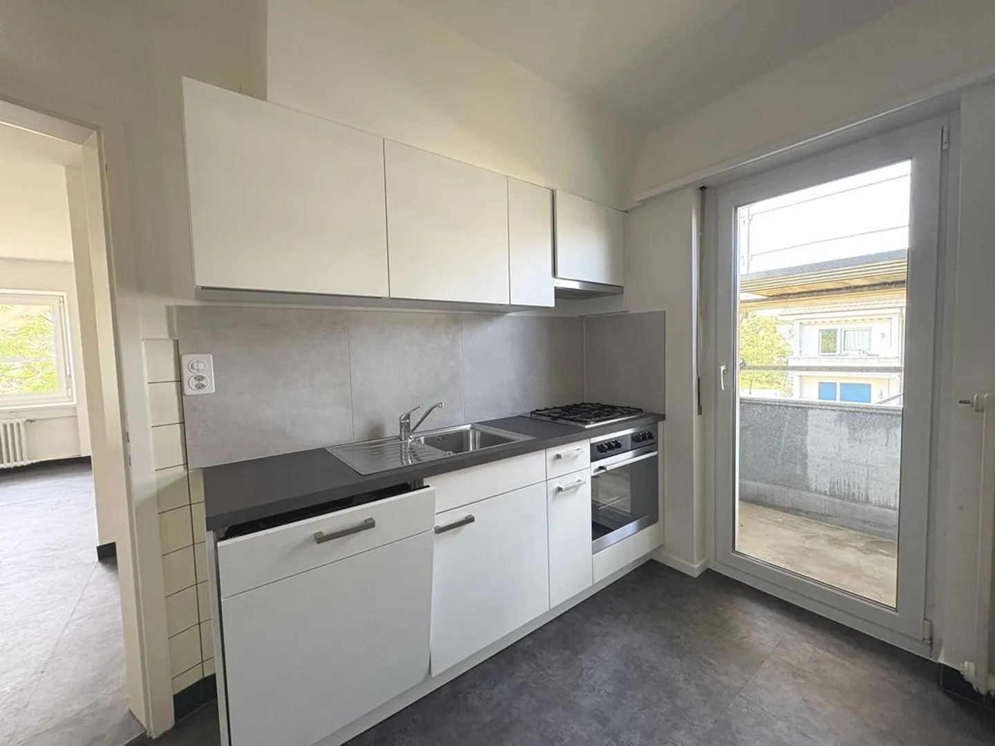 Bellissimo appartamento di 3,5 stanze appena ristrutturato con due balconi - Foto 4 di 10