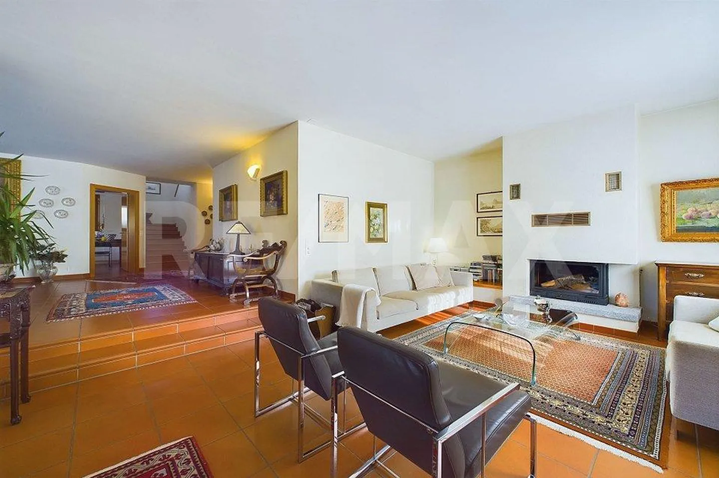 Elegant Villa with Pool in Caslano: Spacious Areas and Comfort - Photo 3 of 13
