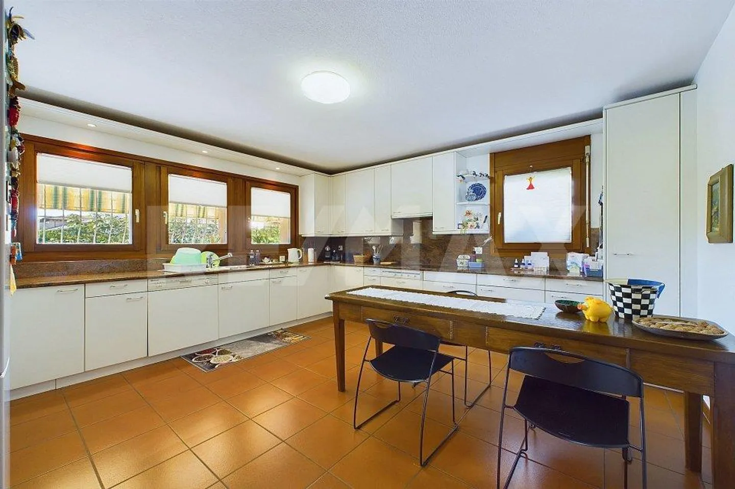 Elegant Villa with Pool in Caslano: Spacious Areas and Comfort - Photo 6 of 13