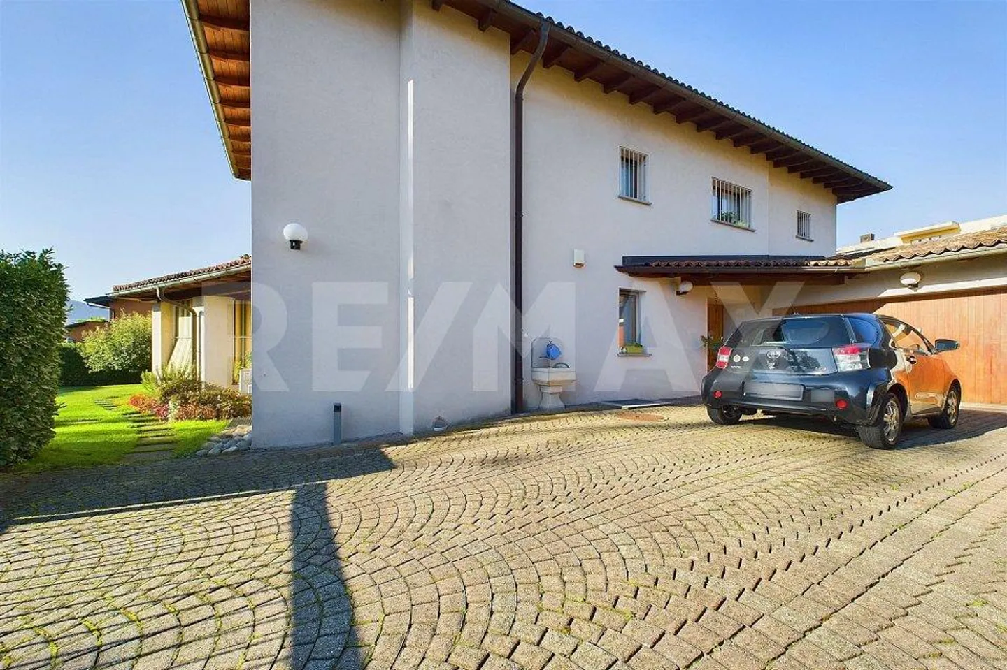 Elegant Villa with Pool in Caslano: Spacious Areas and Comfort - Photo 7 of 13