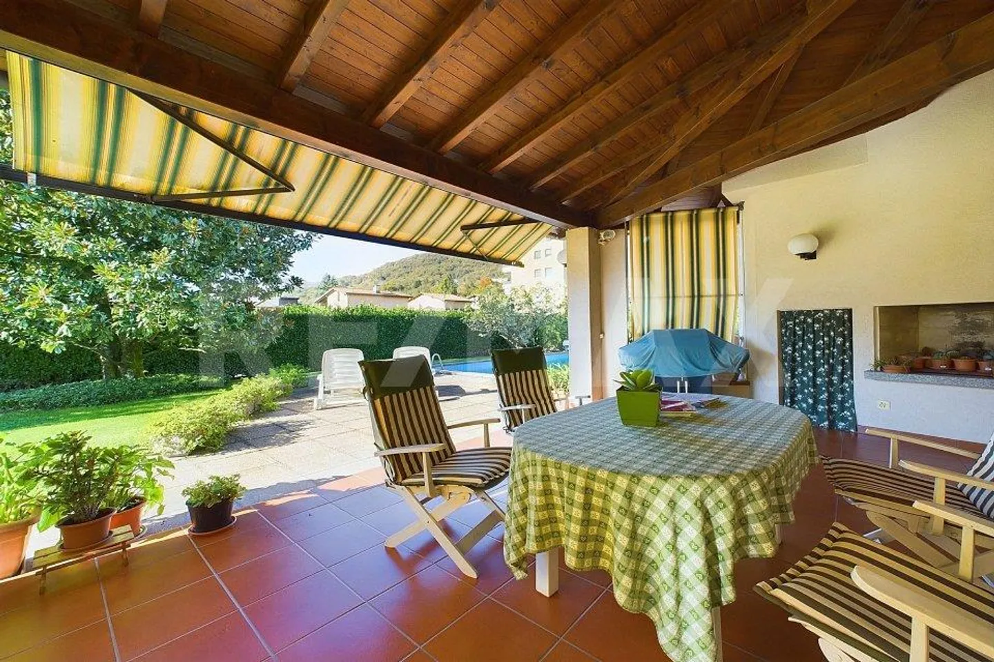 Elegant Villa with Pool in Caslano: Spacious Areas and Comfort - Photo 9 of 13