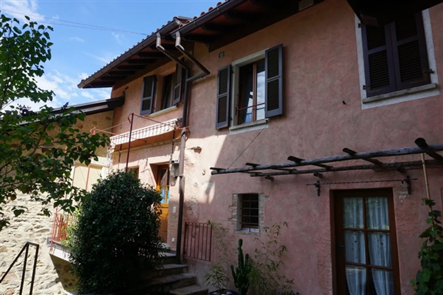 Piccola casa in un vecchio villaggio con giardino - Foto 7 di 9