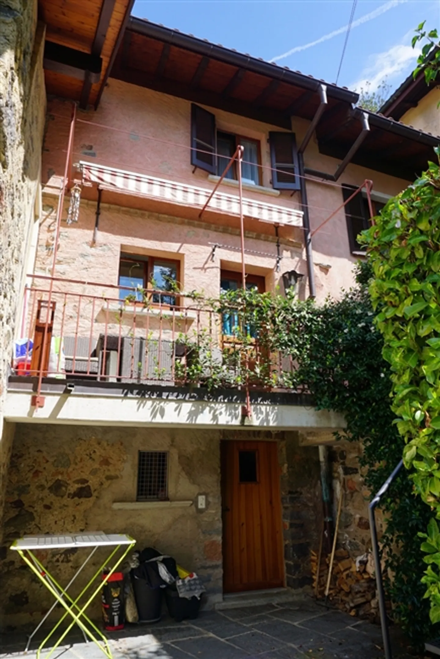 Piccola casa in un vecchio villaggio con giardino - Foto 8 di 9